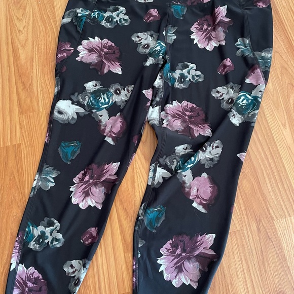 Lane Bryant LIVI  Capri Leggings  Plus SZ 20/22 - Picture 2 of 4